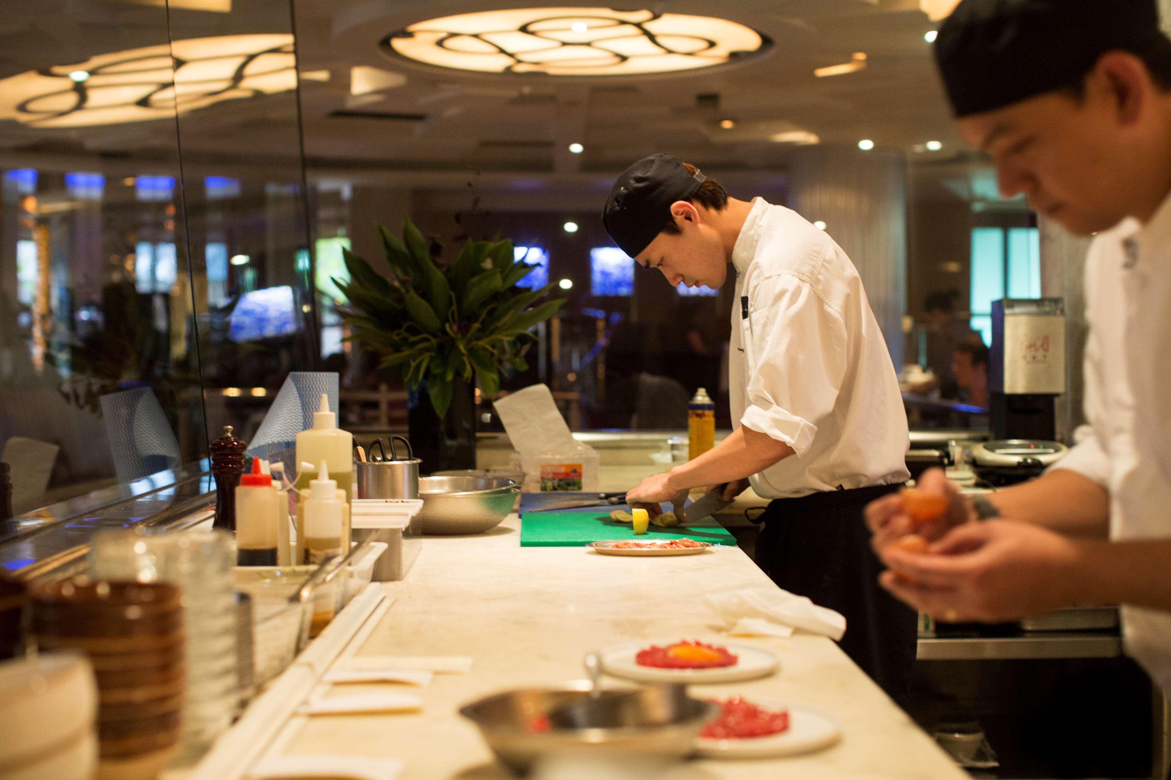 Park Hyatt Melbourne Hotell Eksteriør bilde A sushi chef at work
