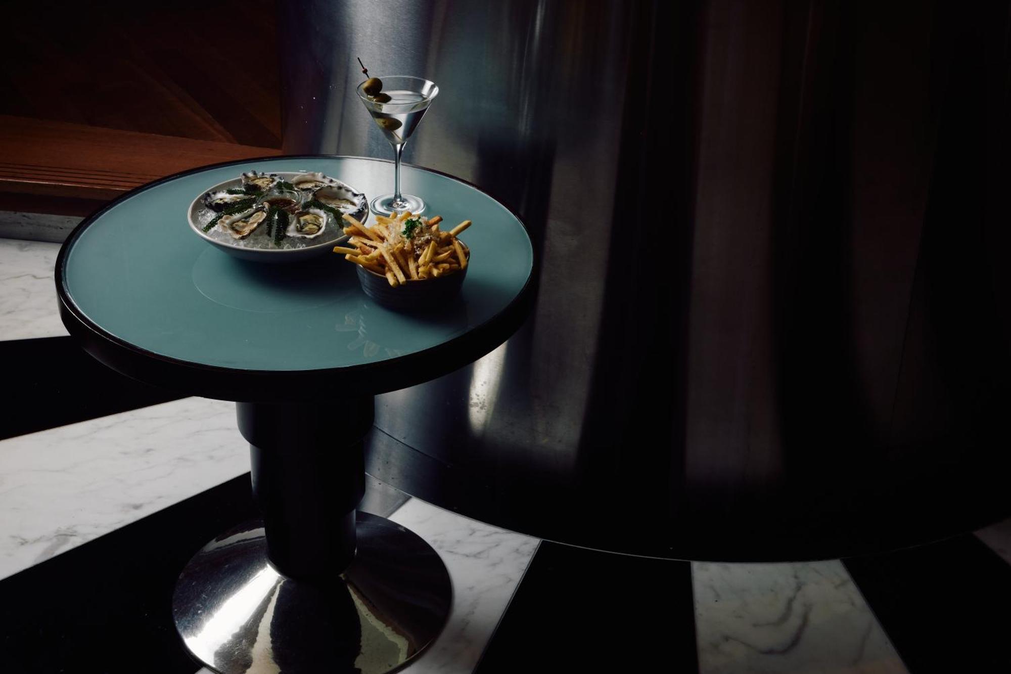 Park Hyatt Melbourne Hotell Eksteriør bilde A table with a martini