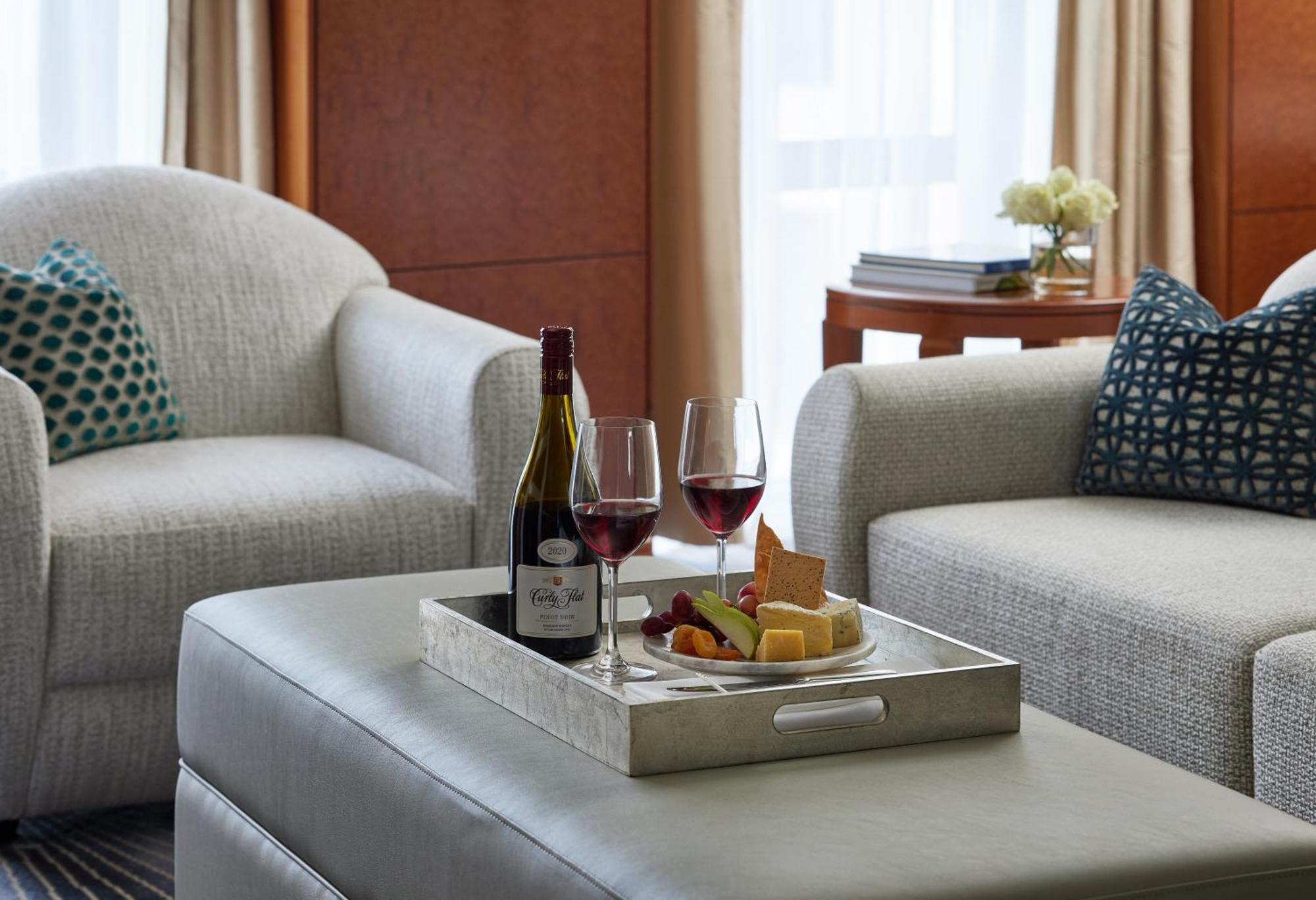 Park Hyatt Melbourne Hotell Eksteriør bilde A wine and cheese platter
